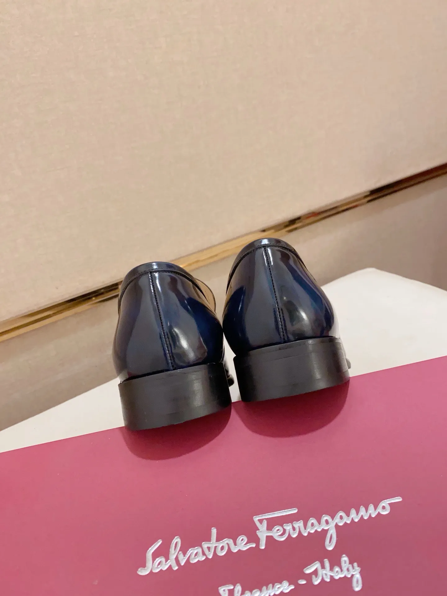 Men's shoes💰: 520💰 High version Ferragamo quality! 🆕🆕Exclusive hot-selling products in stock🔥🔥New products on the shelves, high-quality shoes, high-end driving shoes, with complete packaging! 💪 💪 Material: imported patented cowhide 🐂 + imported high-quality water-dyed cowhide lining + wear-resistant outsole 👍🏻👍🏻 Features: high-end and comfortable, purely handmade 🚀 🚀 Create the perfect shoes that suit you best 🔥 🔥 Size: (38-44) Can be customized 45 non-returnable!